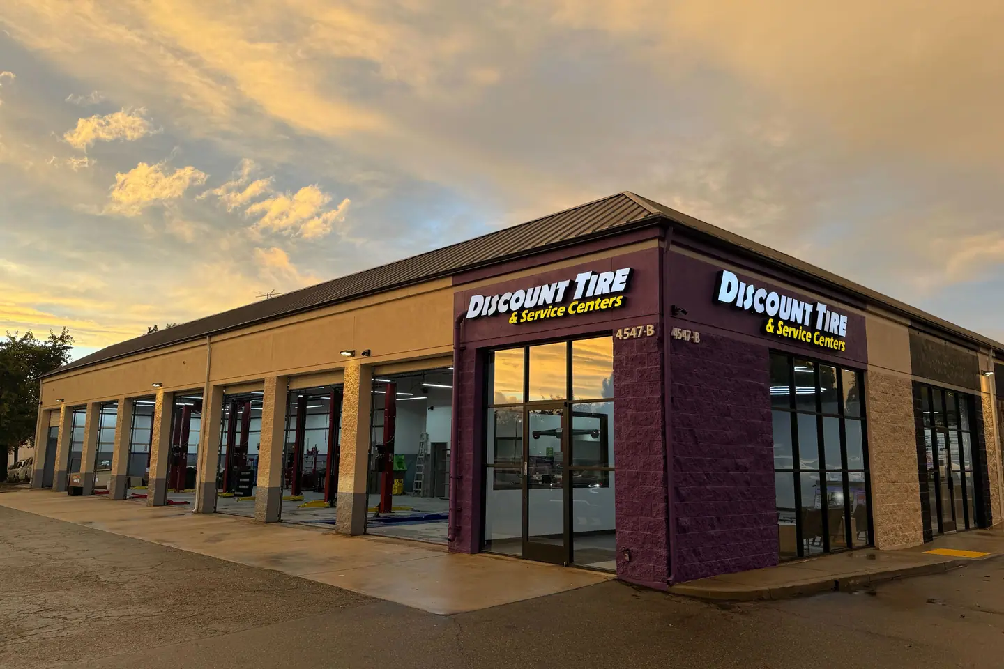 Discount Tire & Service Centers Ventura storefront at 4547 Telephone Rd